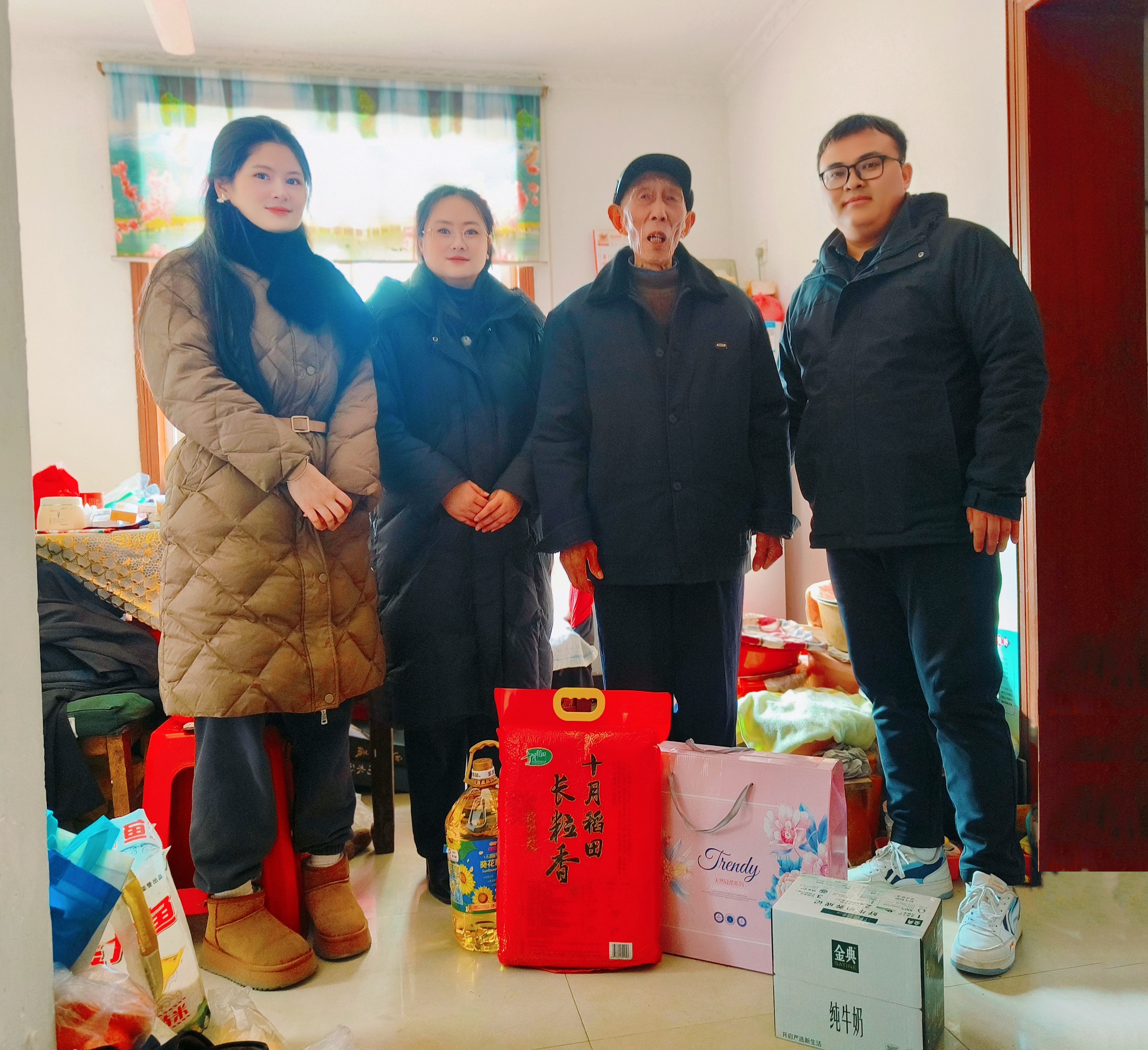 20250123参与红枫社区春节慰问活动.jpg