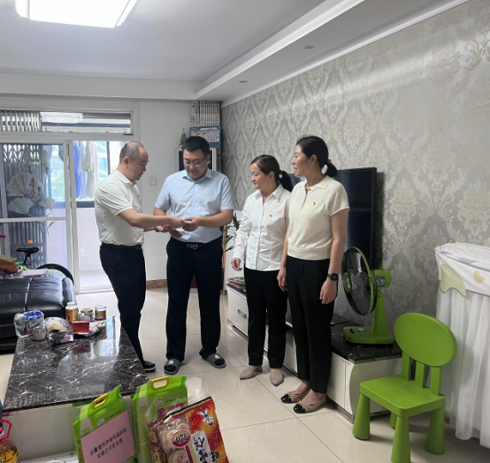 境尚净美党支部开展“七一”走访慰问 困难党员活动